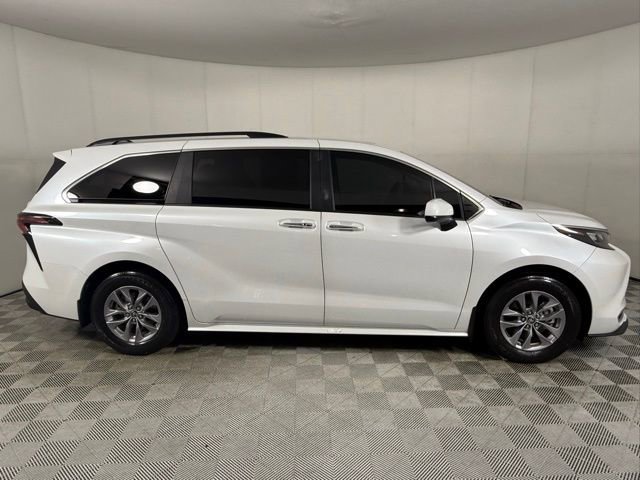 Used 2024 Toyota Sienna XLE FWD image 10