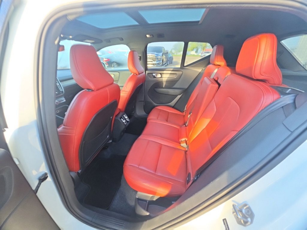 Used 2019 Volvo XC40 T4 Inscription FWD image 27