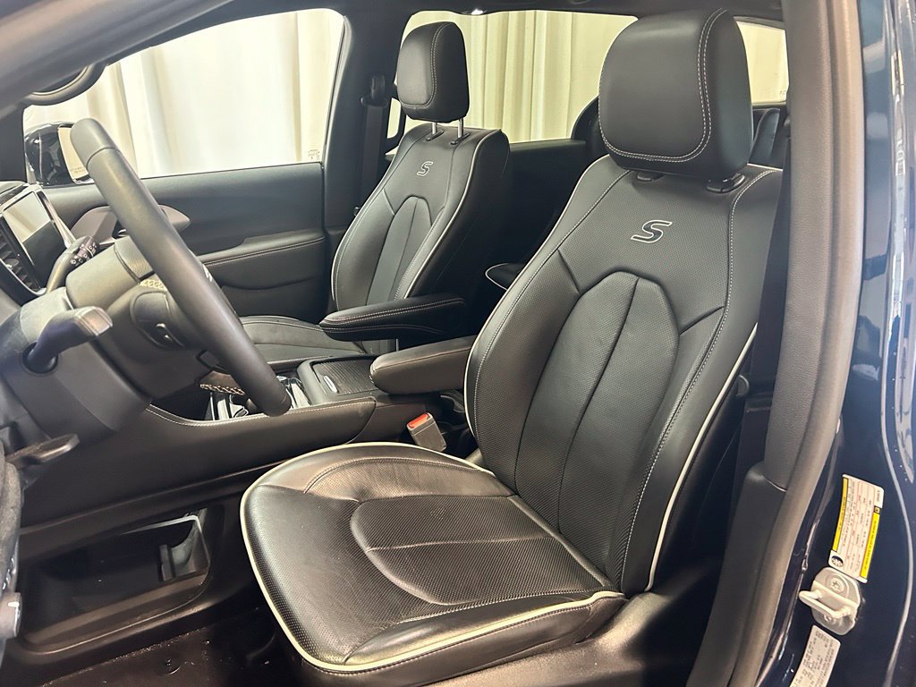 Used 2025 Chrysler Pacifica Premium FWD image 7