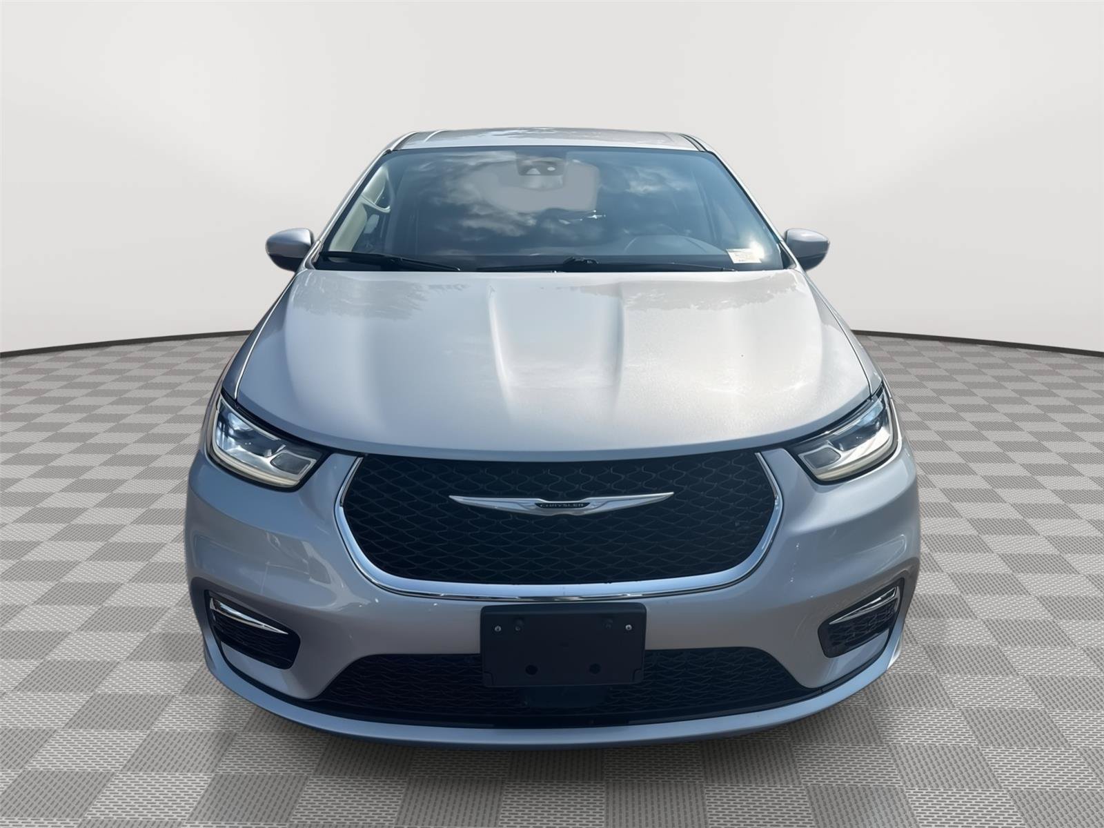 Used 2023 Chrysler Pacifica Touring-L FWD image 3