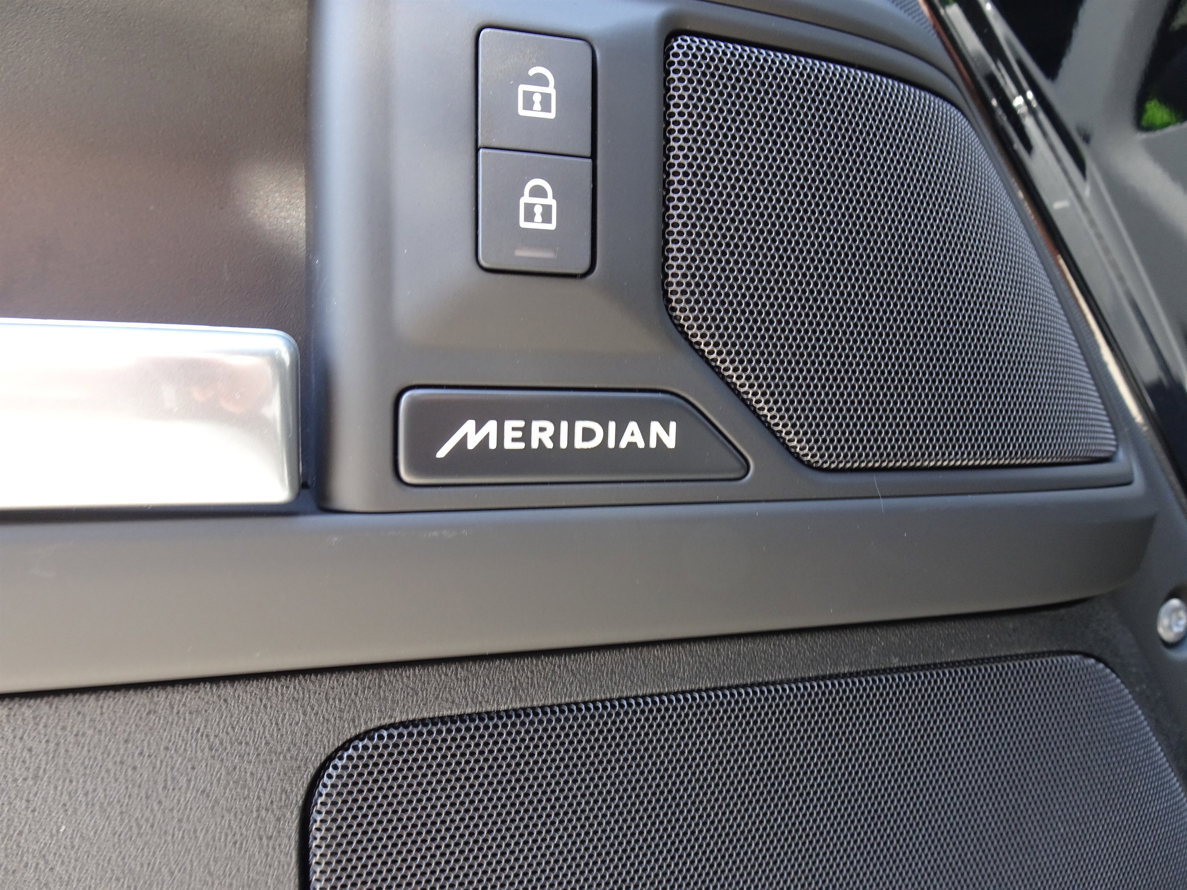 New 2025 Land Rover Defender 110 S image 21