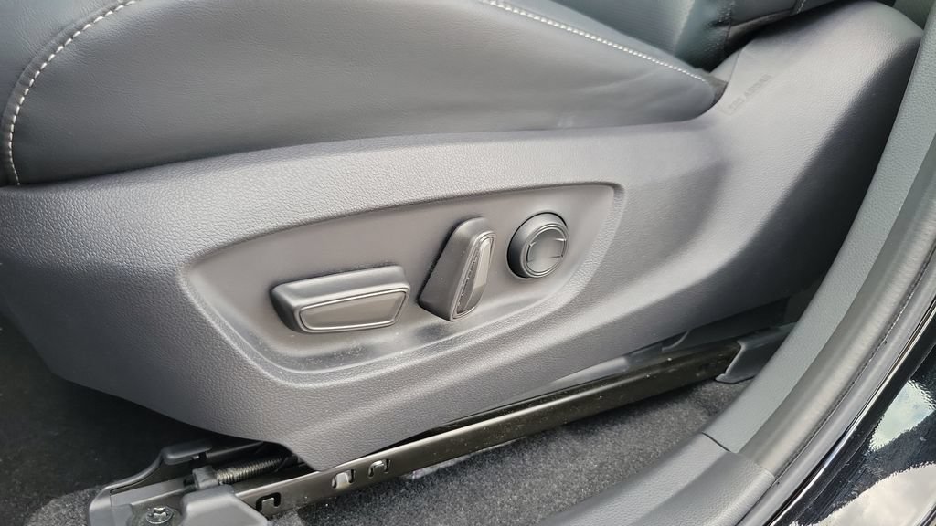 Certified 2025 Toyota Crown Signia AWD/4WD image 16