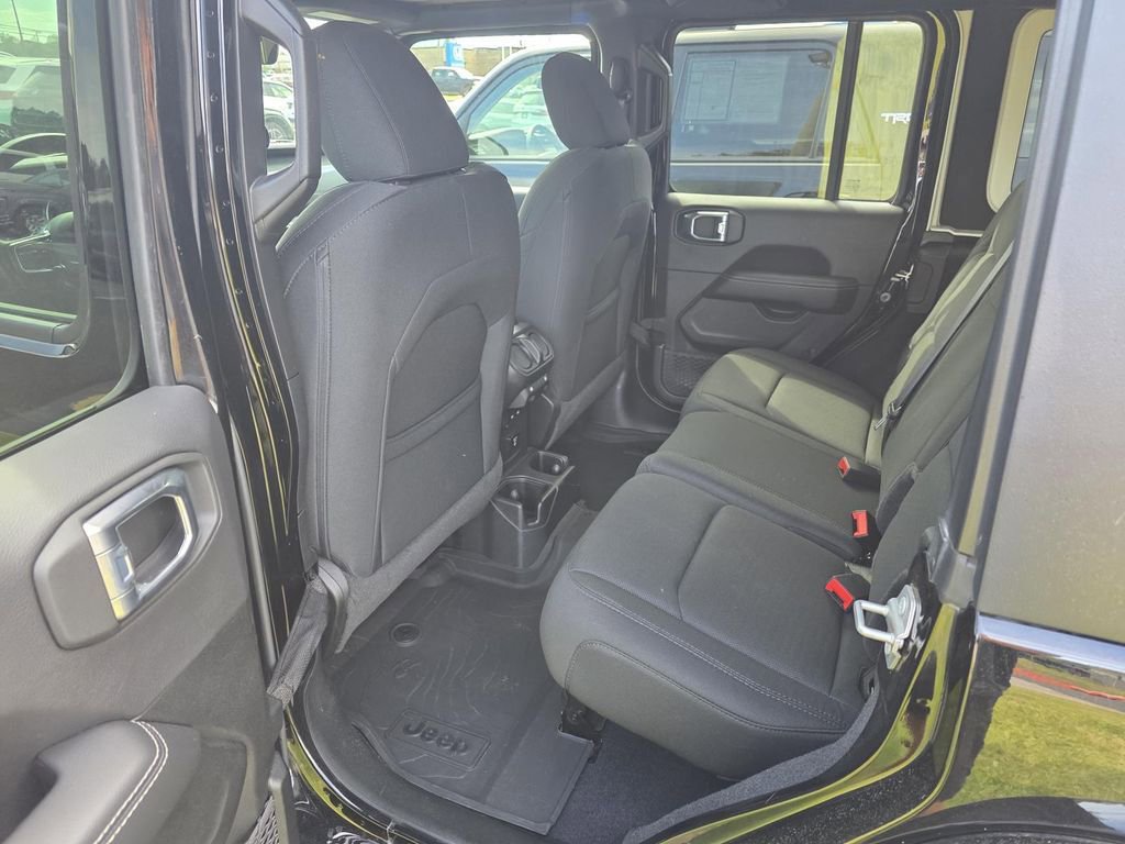 Used 2022 Jeep Wrangler Unlimited Sahara AWD/4WD image 25
