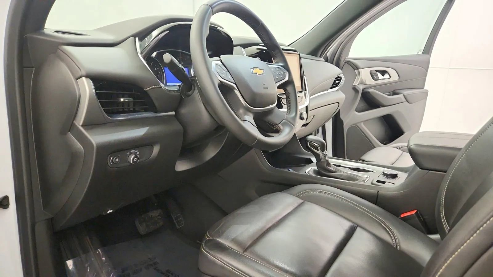 Used 2023 Chevrolet Traverse LT image 22