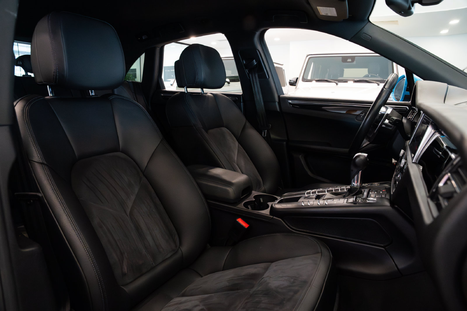 Used 2019 Porsche Macan w/ Premium Package AWD/4WD image 25