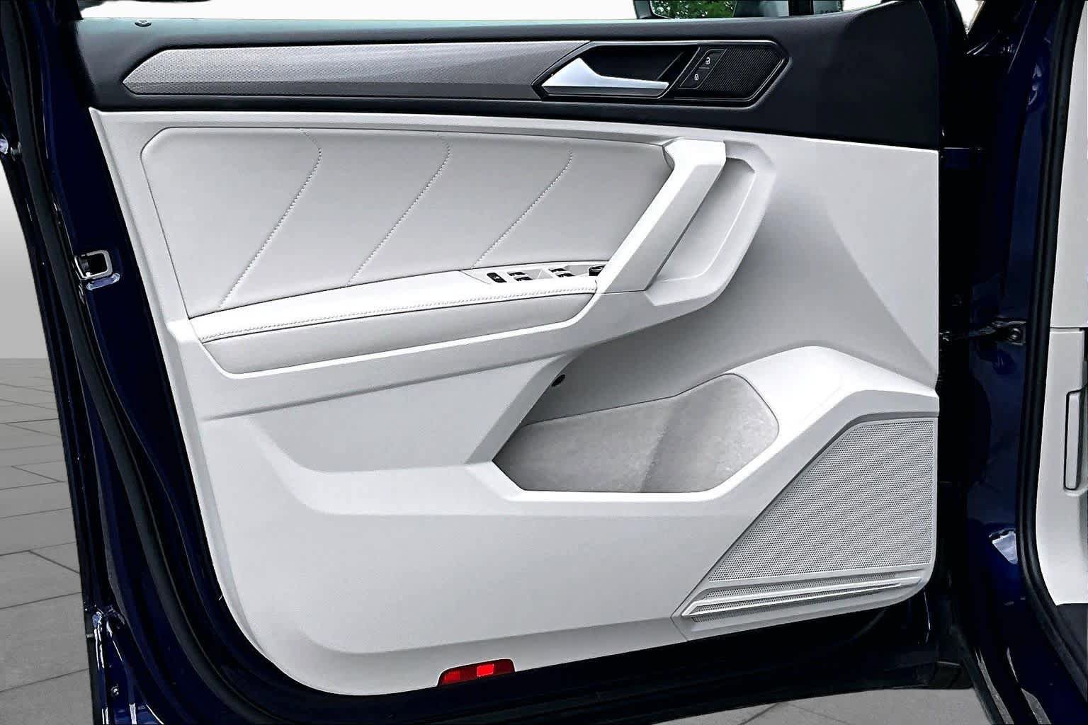 Used 2023 Volkswagen Tiguan SE w/ Panoramic Sunroof Package FWD image 21