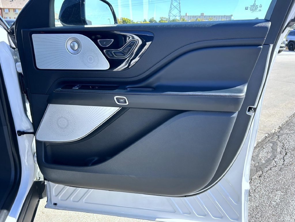 Used 2025 Lincoln Aviator Reserve w/ Equipment Group 201A AWD/4WD image 19