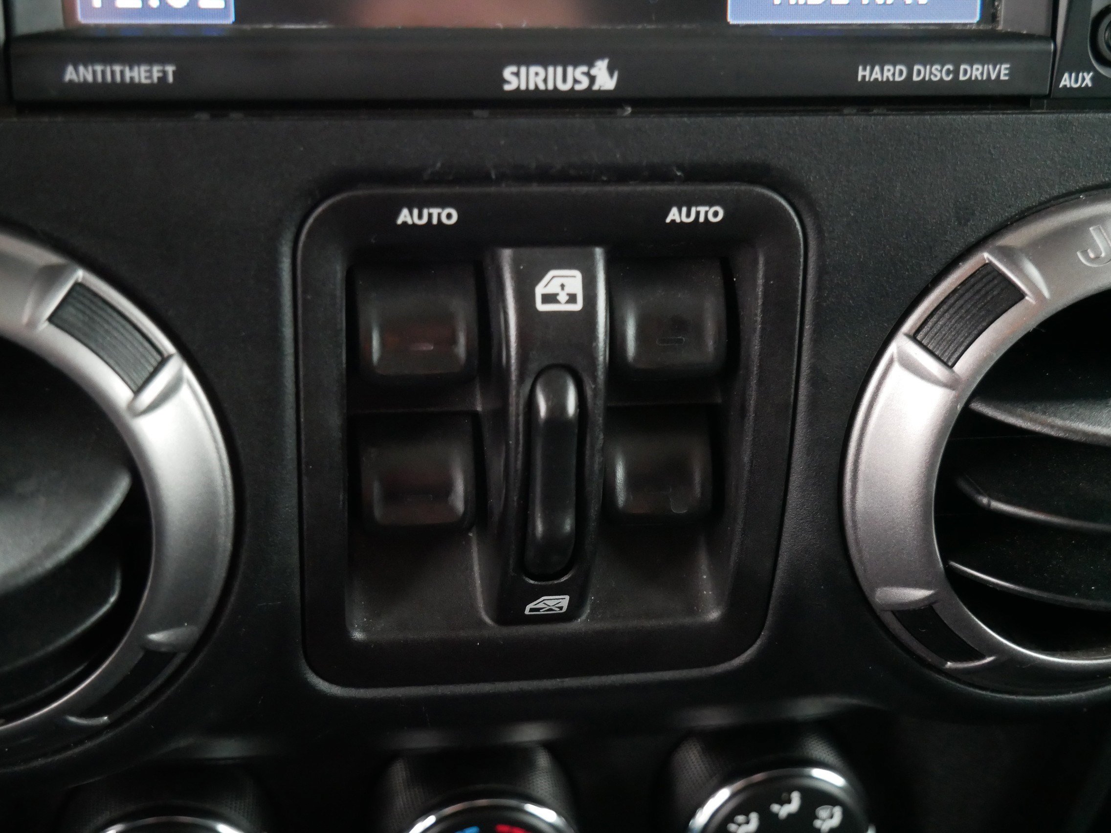 Used 2018 Jeep Wrangler Unlimited Sahara image 28