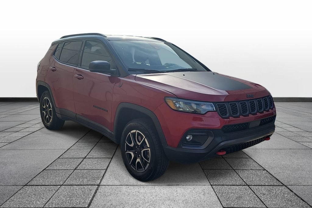 Used 2025 Jeep Compass Trailhawk AWD/4WD image 3