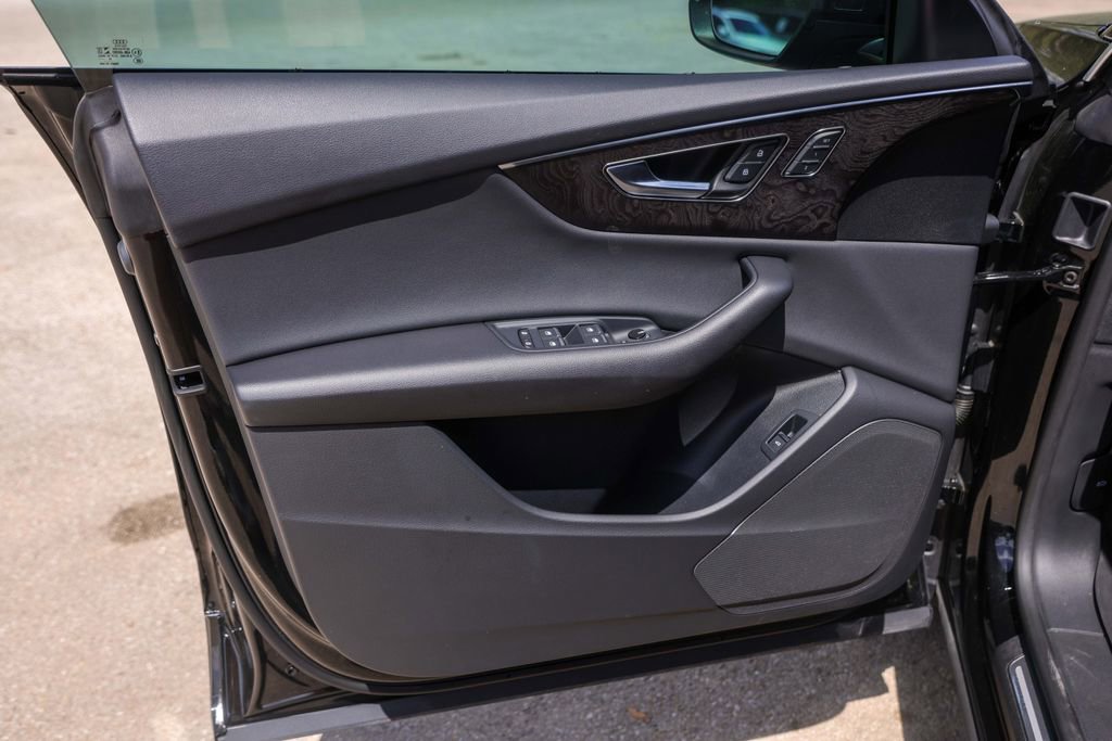 Used 2022 Audi Q8 Premium image 22