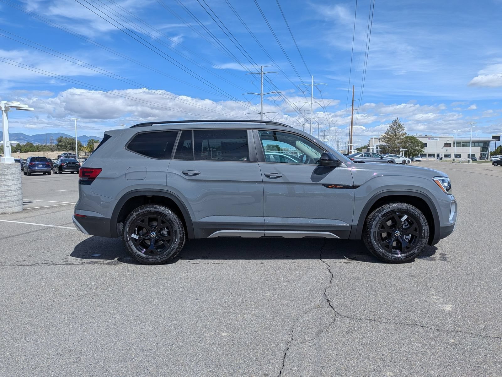 New 2026 Volkswagen Atlas Peak Edition AWD/4WD image 2