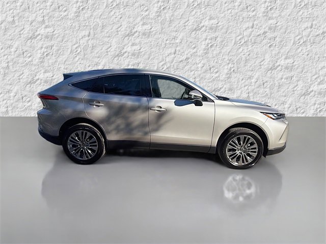 Used 2022 Toyota Venza XLE image 2