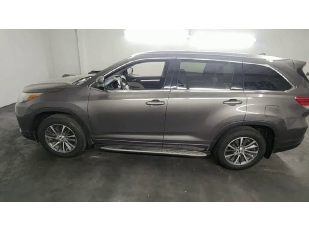 Used 2017 Toyota Highlander XLE image 5