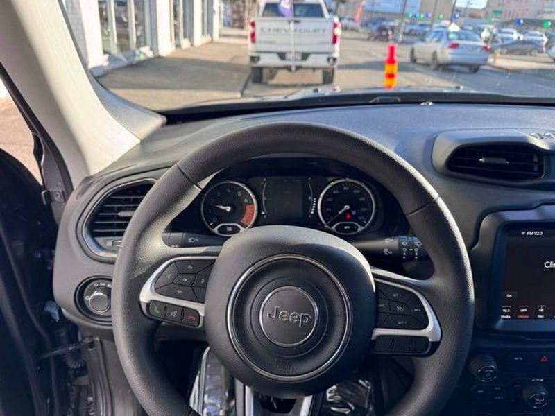 Used 2023 Jeep Renegade Latitude AWD/4WD image 12