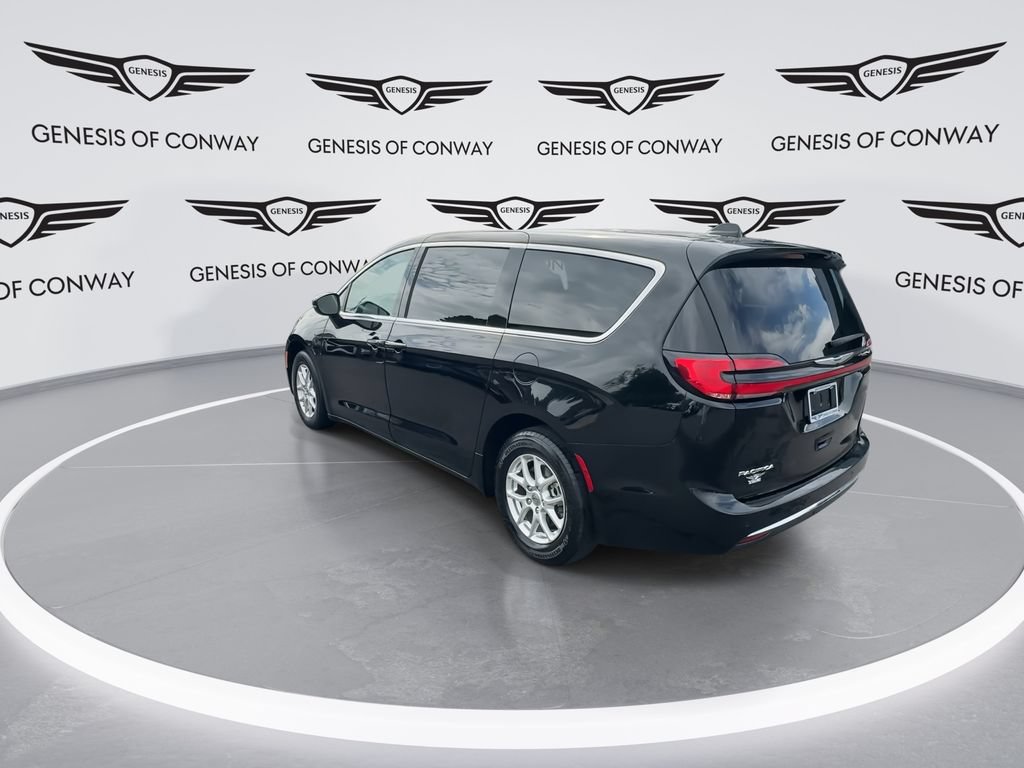 Used 2024 Chrysler Pacifica Touring-L FWD image 6