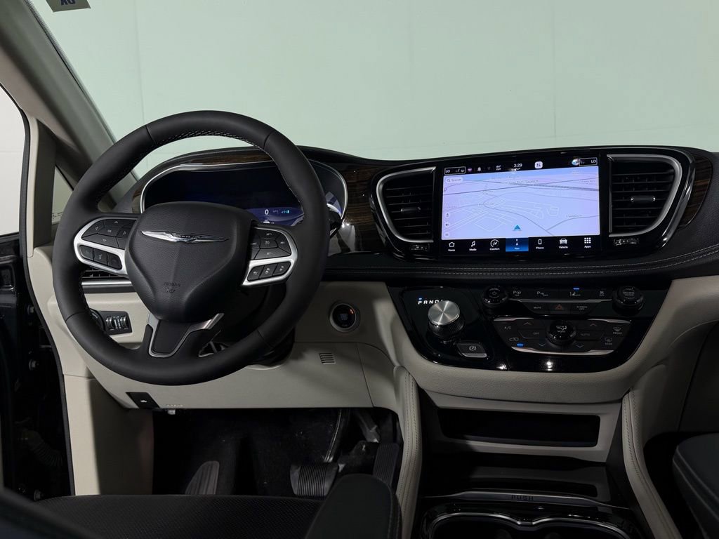 Used 2023 Chrysler Pacifica Limited image 13