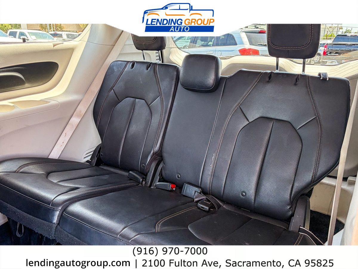 Used 2018 Chrysler Pacifica Touring-L FWD image 18