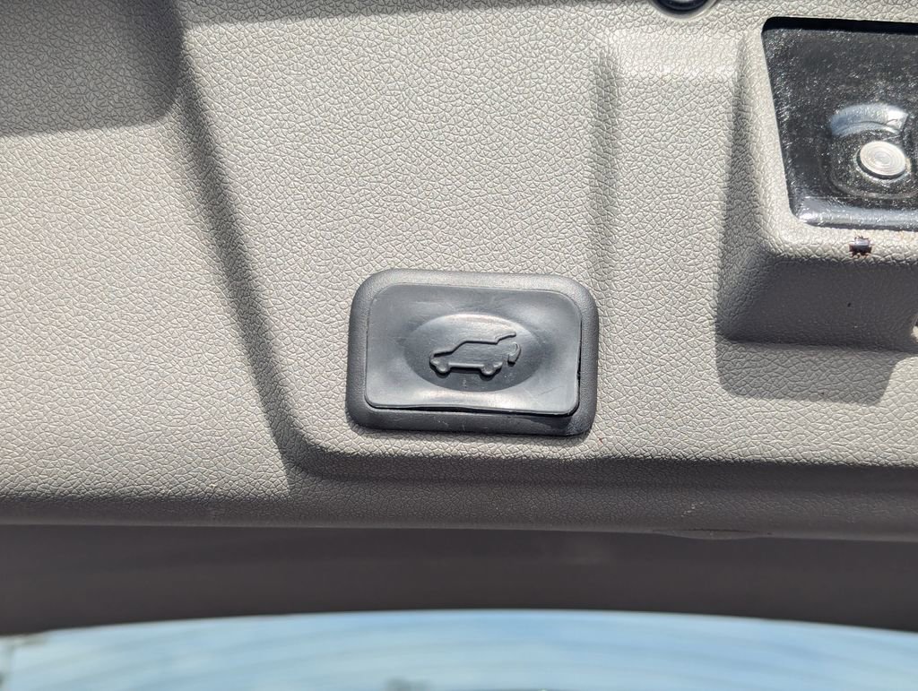 Used 2016 Chevrolet Traverse LTZ image 32