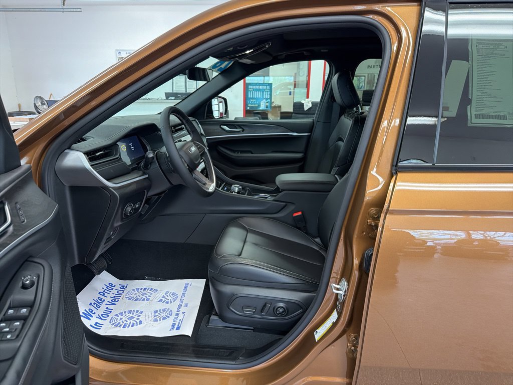 New 2026 Jeep Grand Cherokee Limited w/ Limited Altitude Package AWD/4WD image 4