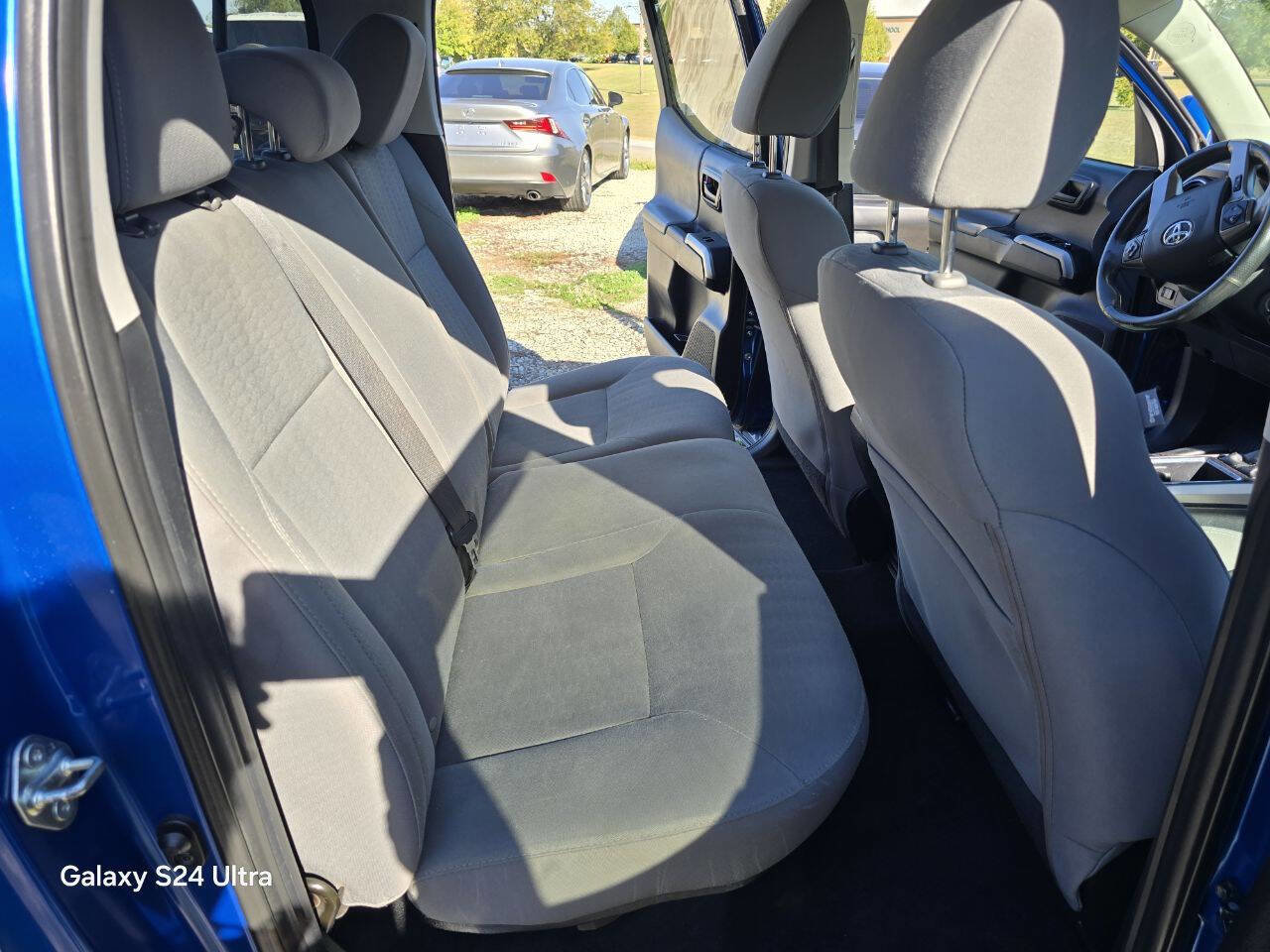Used 2017 Toyota Tacoma TRD Sport image 29