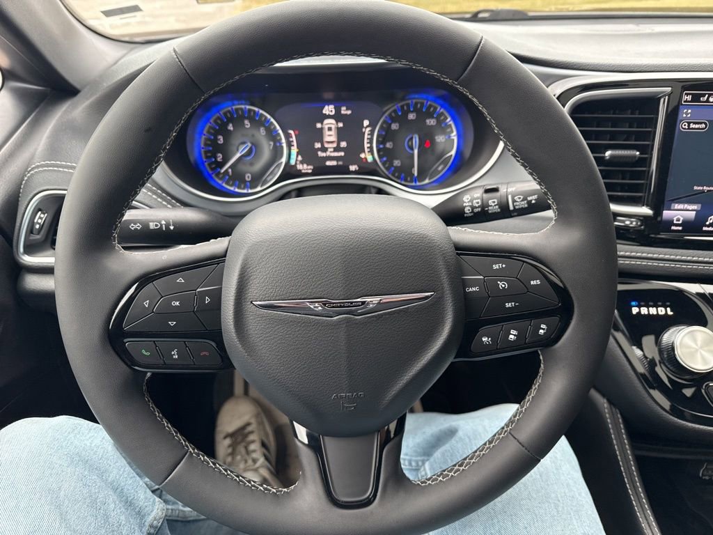 Used 2025 Chrysler Pacifica Limited image 48