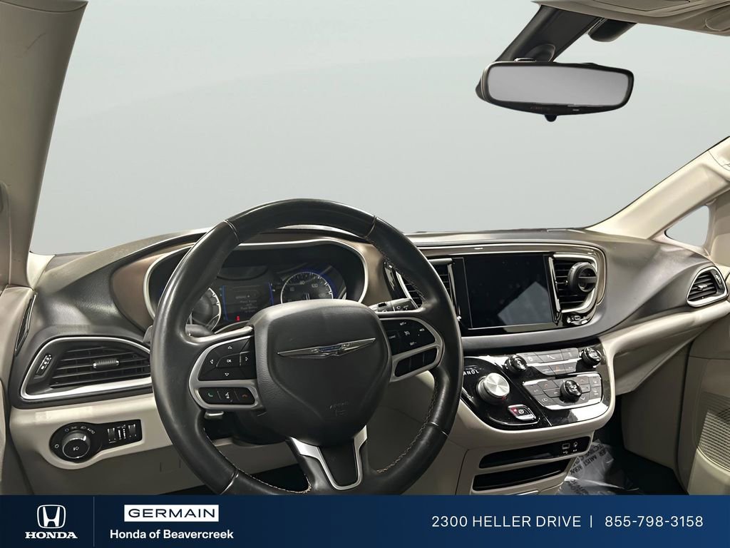 Used 2017 Chrysler Pacifica Touring-L image 12