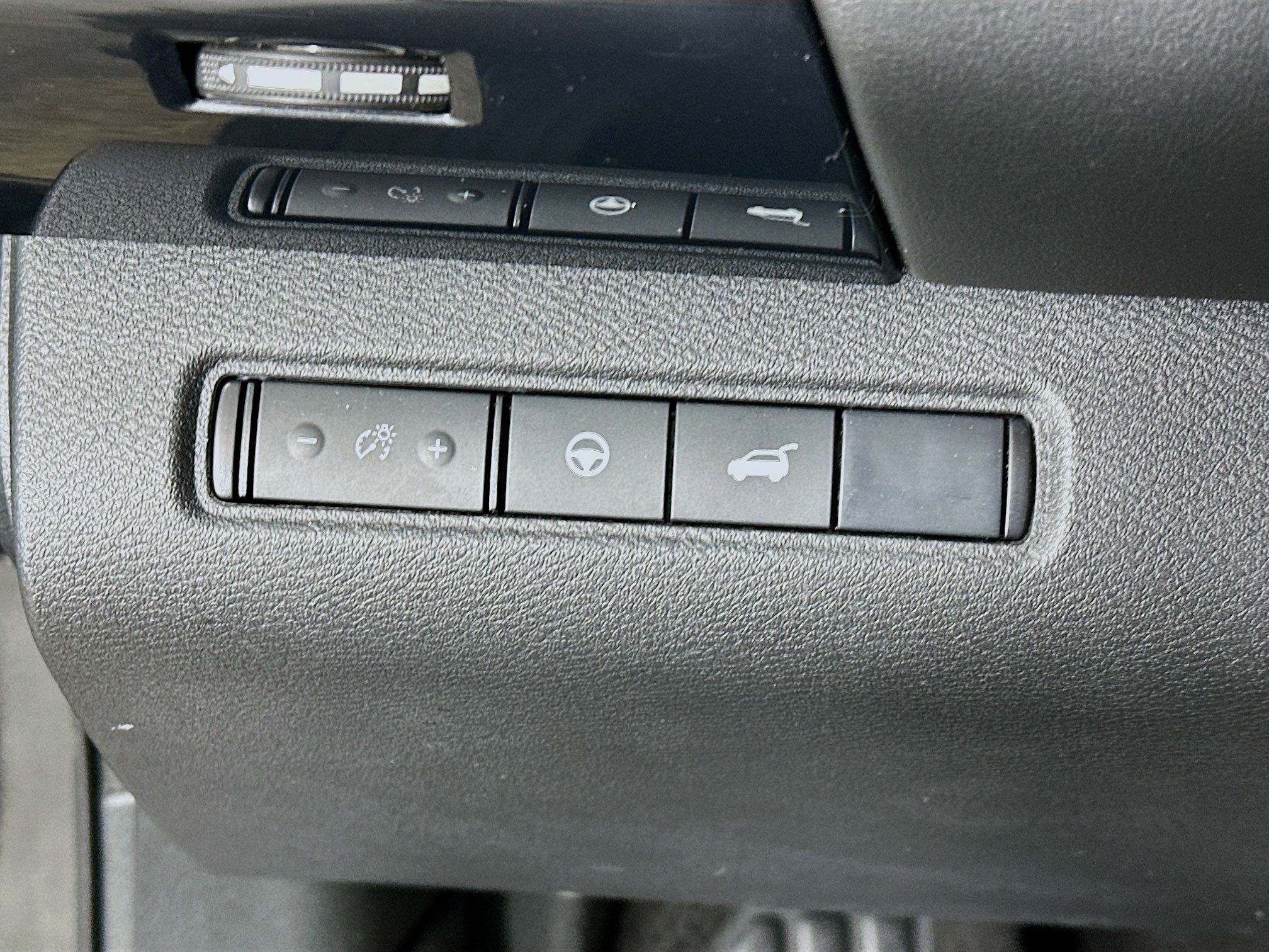 Used 2025 Nissan Pathfinder SV image 17