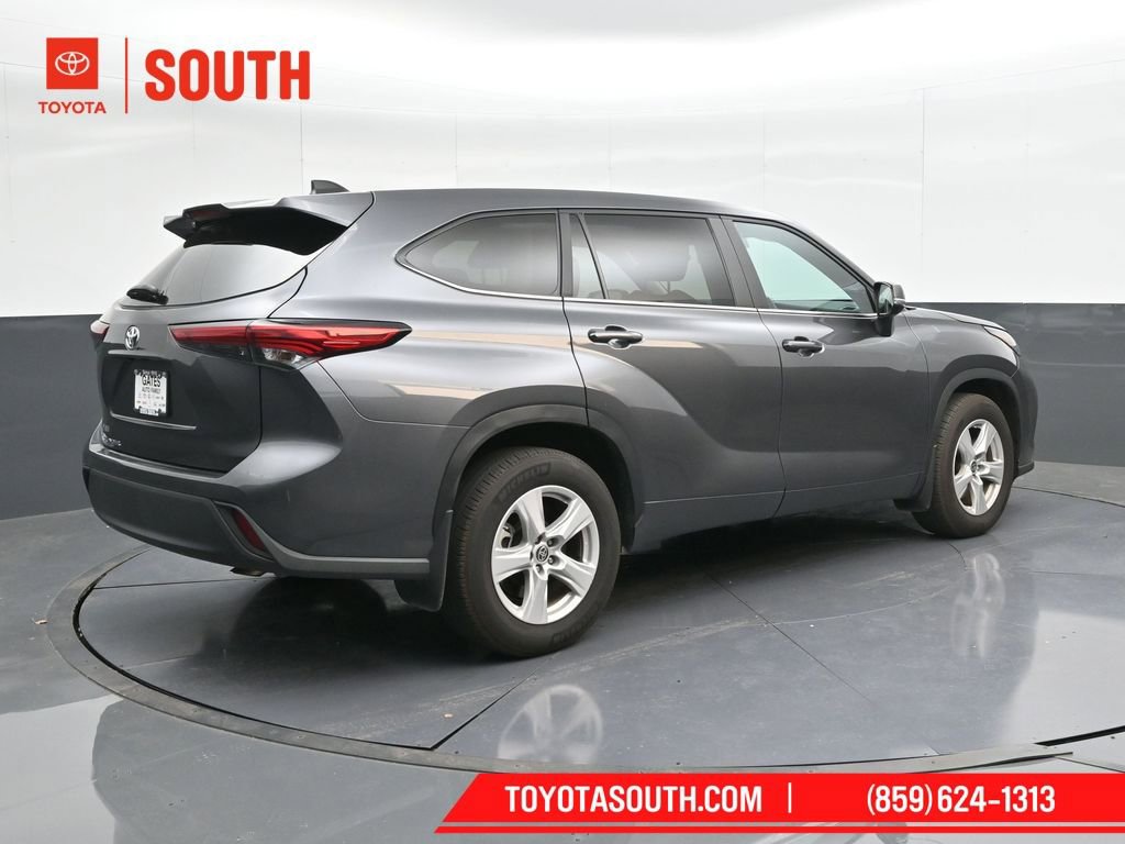 Used 2023 Toyota Highlander L image 2