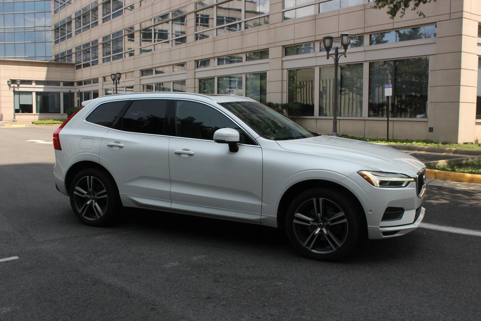 Used 2019 Volvo XC60 T5 Momentum w/ Multimedia Package AWD/4WD image 2