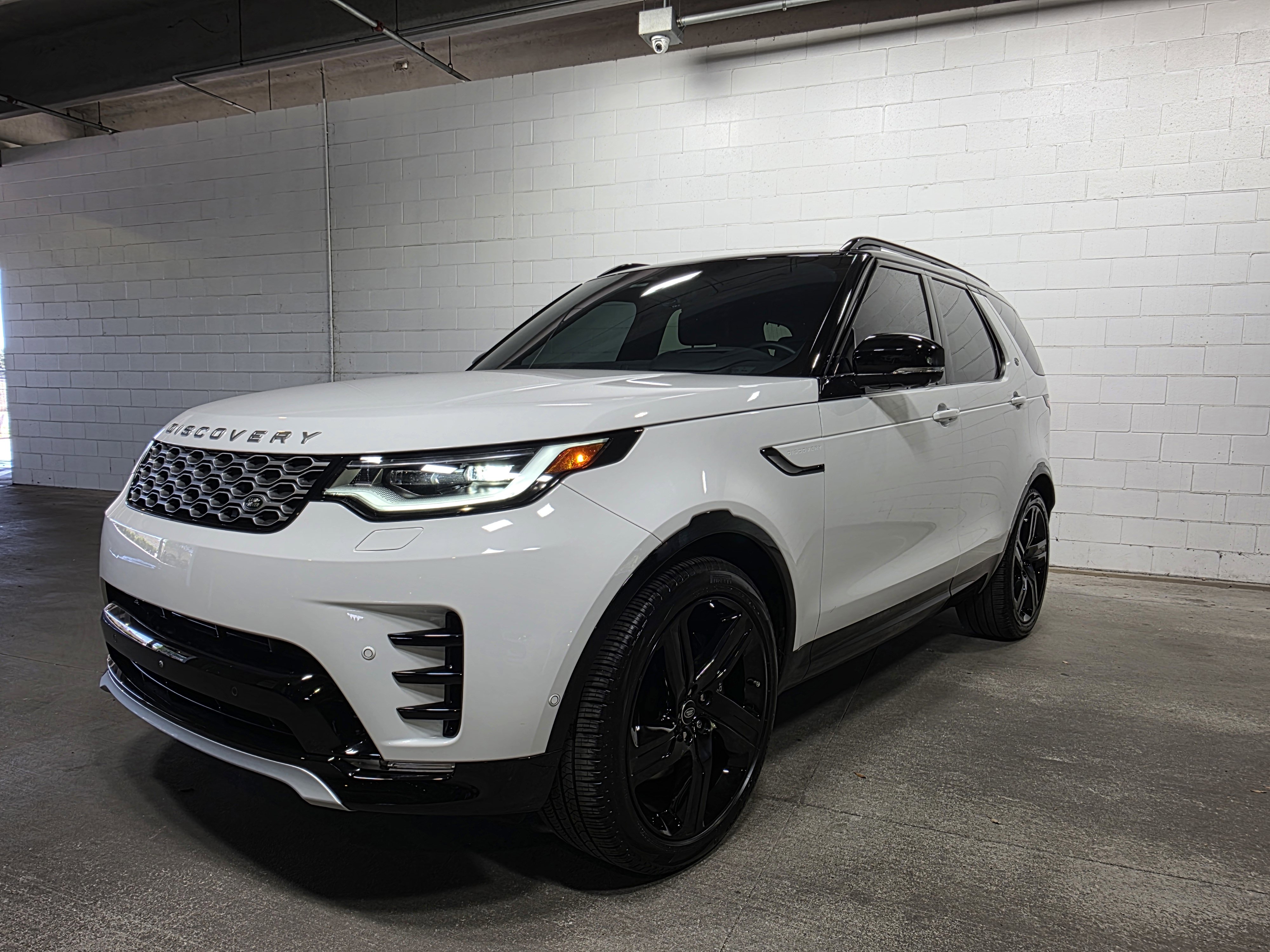 Used 2024 Land Rover Discovery Metropolitan Edition image 1