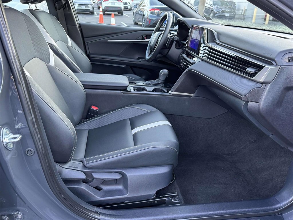 Used 2025 Toyota Camry SE image 14