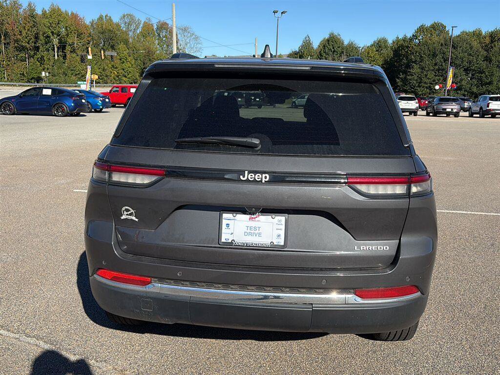 Used 2025 Jeep Grand Cherokee Laredo RWD image 4