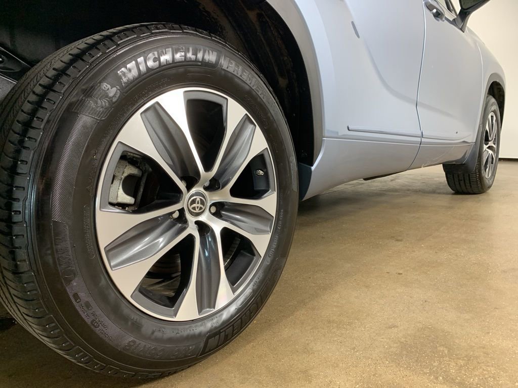 Used 2023 Toyota Highlander XLE image 9