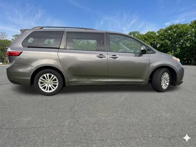 Used 2017 Toyota Sienna XLE FWD image 9