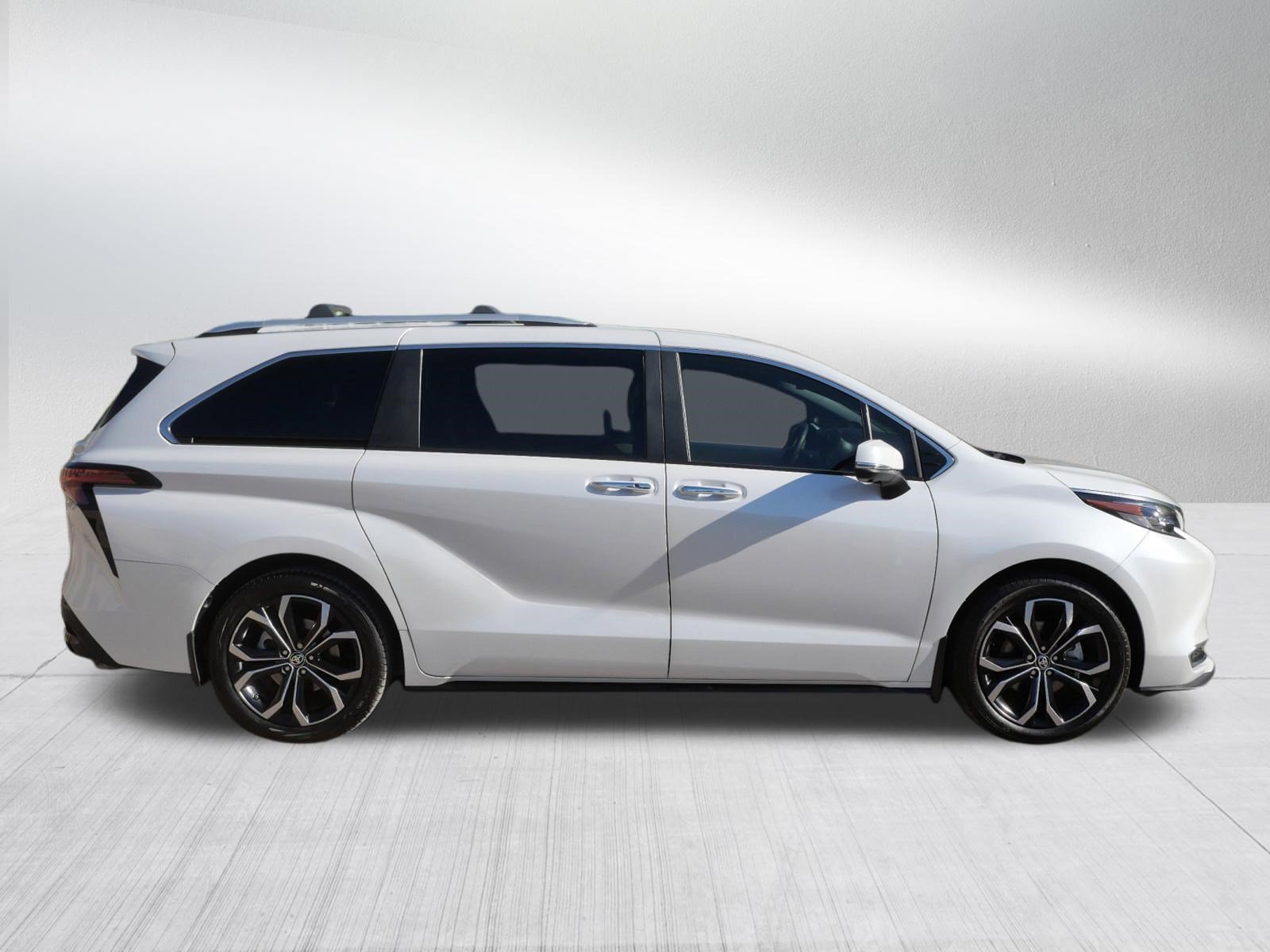 Certified 2025 Toyota Sienna Platinum FWD image 9