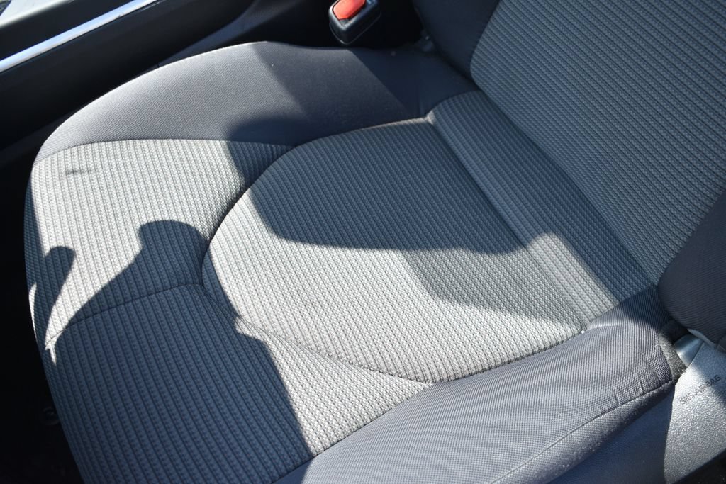 Used 2025 Toyota Highlander LE FWD image 12
