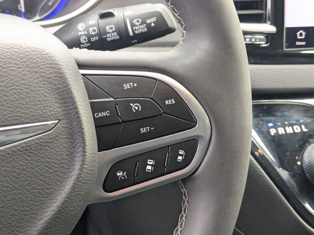 Used 2025 Chrysler Pacifica Select image 19