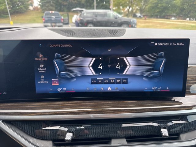 Used 2024 BMW X7 xDrive40i image 31