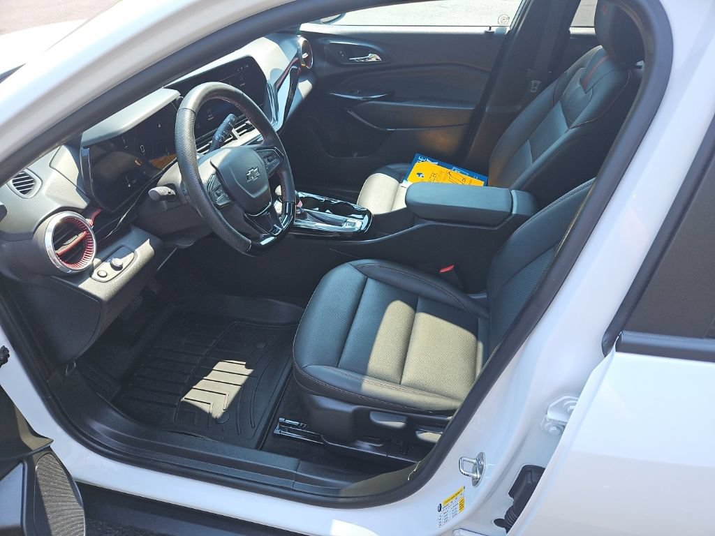Used 2024 Chevrolet Trax RS w/ Sunroof Package FWD image 15