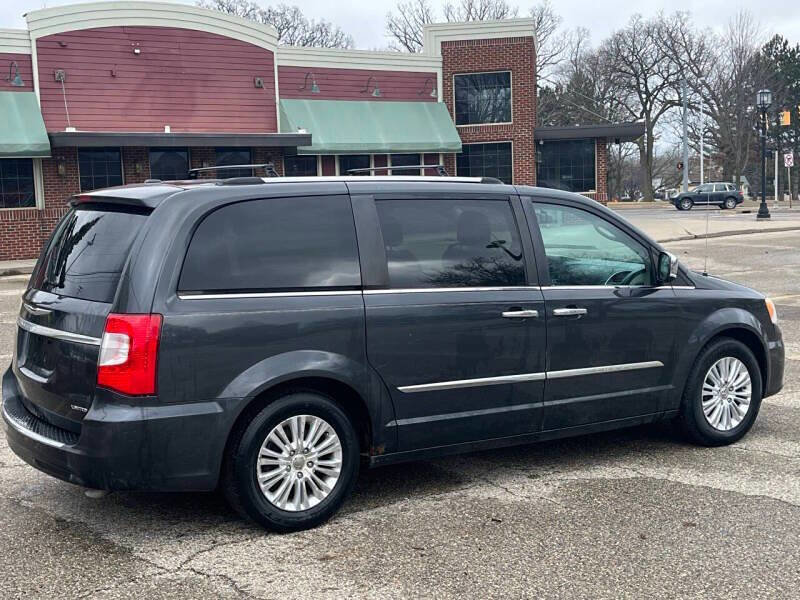 Used 2014 Chrysler Town & Country Touring w/ Driver Convenience Group image 6