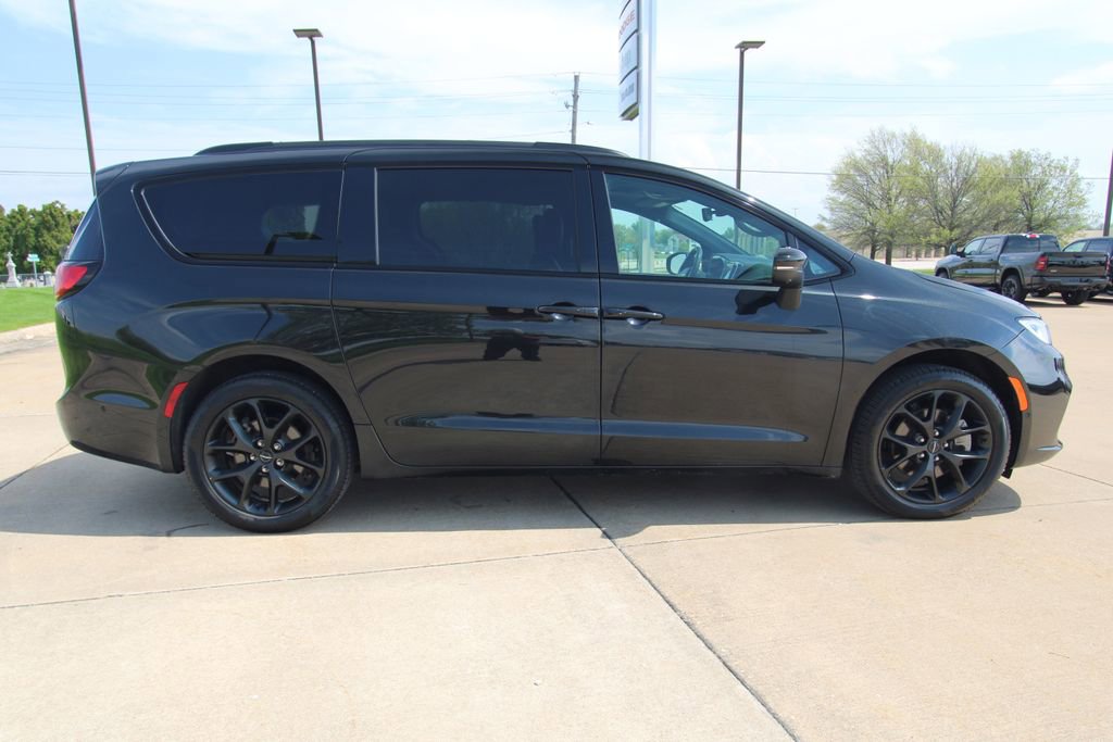 Used 2023 Chrysler Pacifica Touring-L w/ S Appearance Package image 4