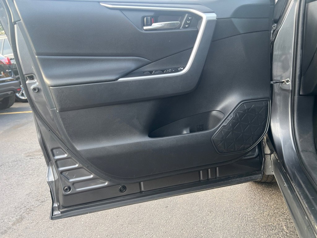 Used 2021 Toyota RAV4 XLE Premium image 11