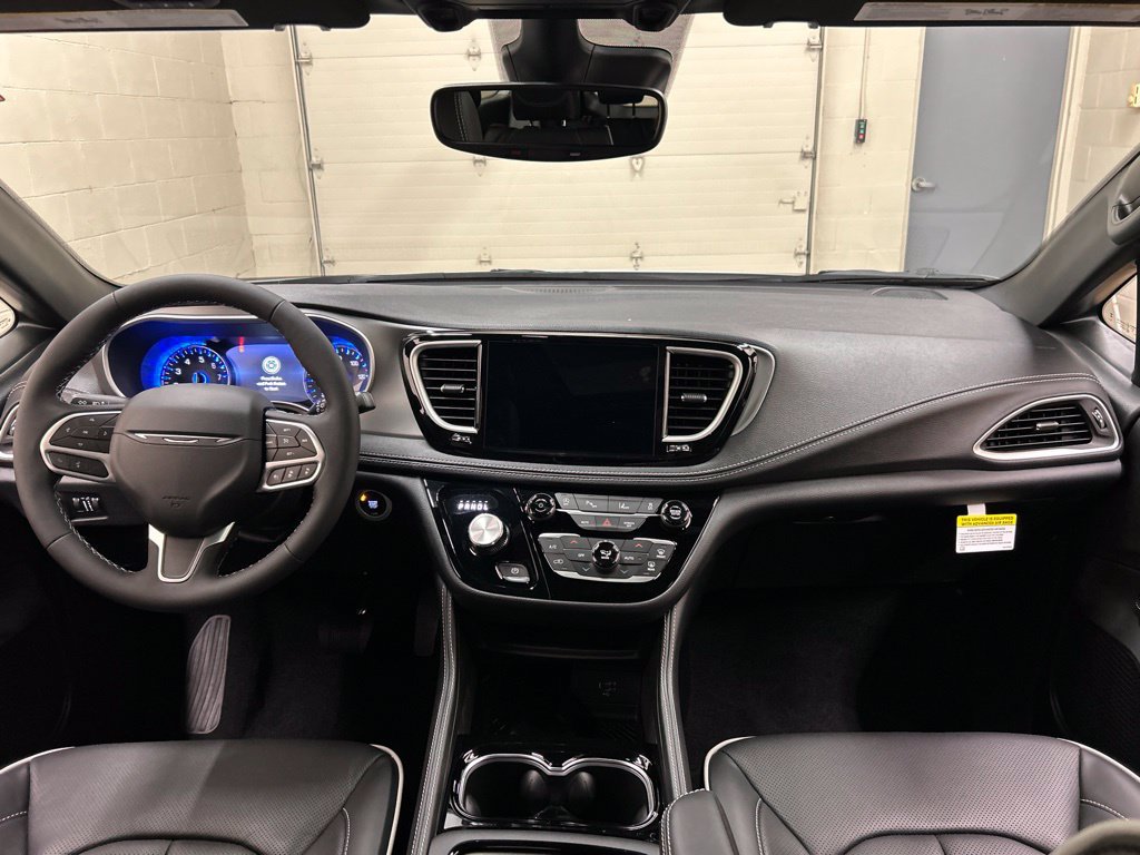 New 2027 Chrysler Pacifica Limited FWD image 20