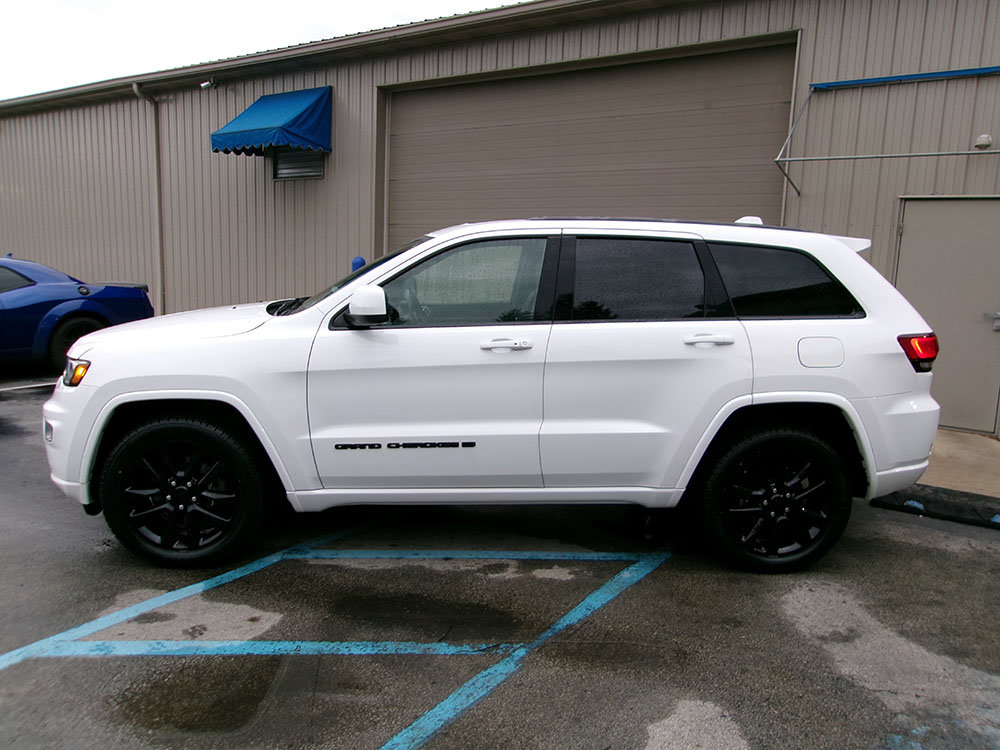 Used 2022 Jeep Grand Cherokee Laredo X AWD/4WD image 3