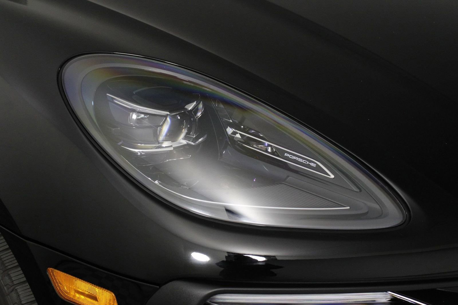 Certified 2025 Porsche Macan Turbo image 28