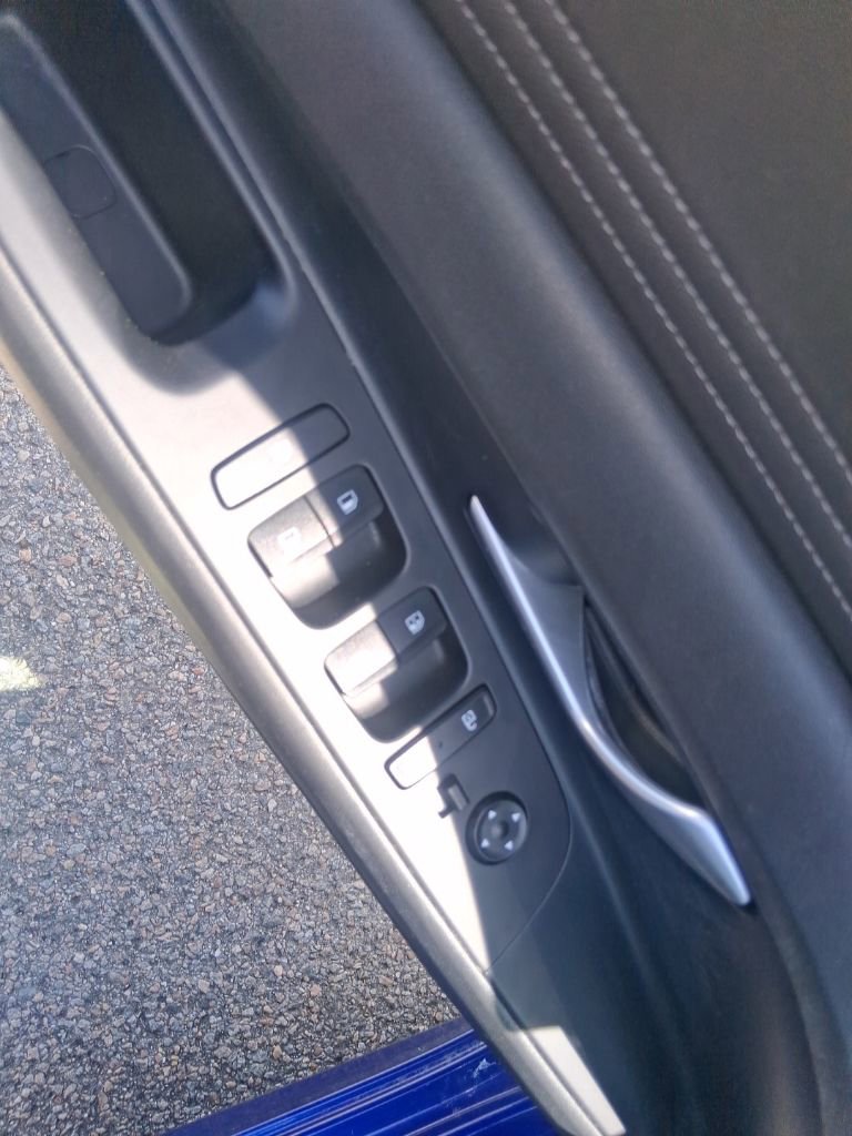 Used 2022 Hyundai Elantra Limited w/ Winter Weather Package image 12