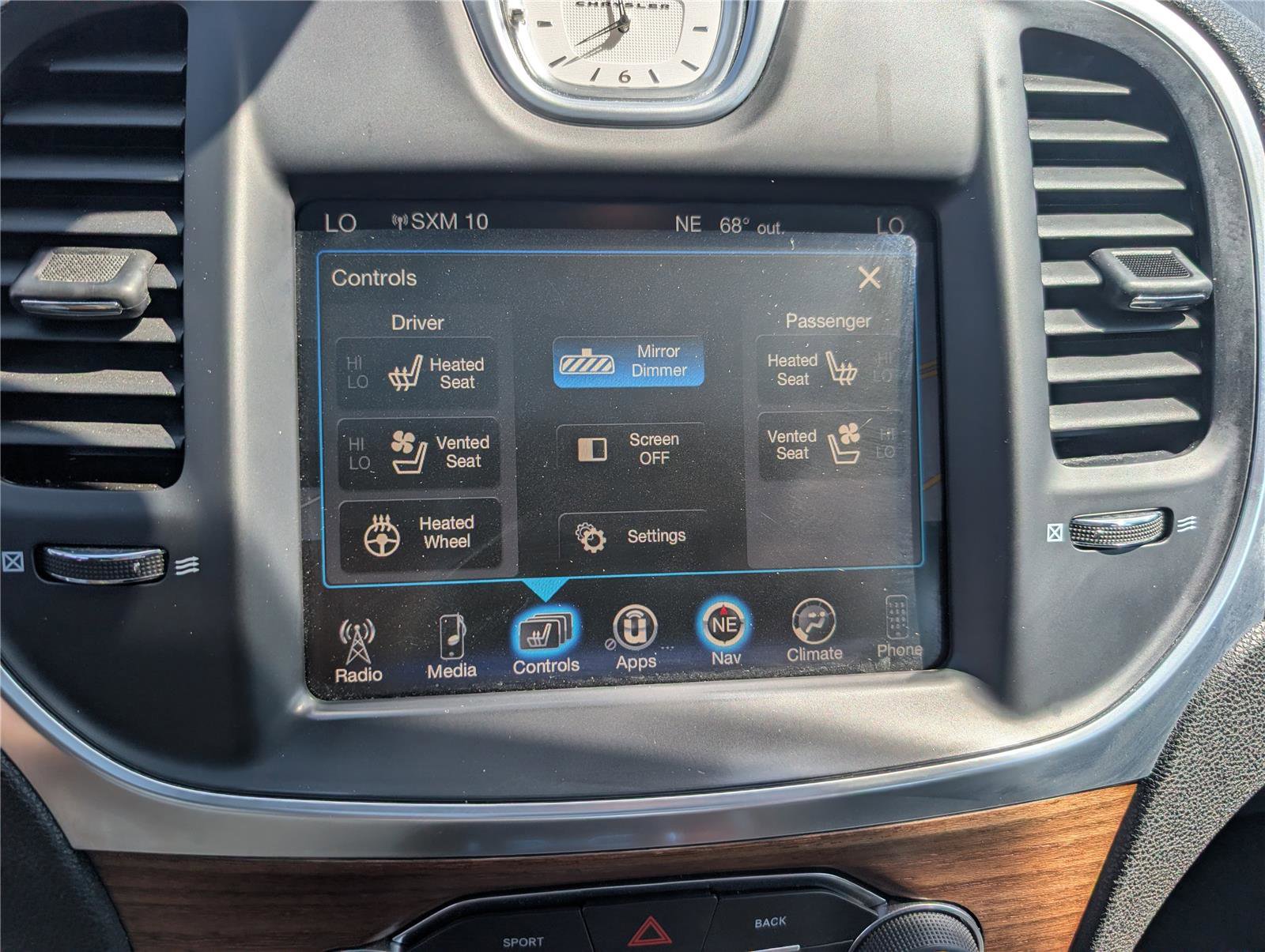 Used 2016 Chrysler 300 C Platinum w/ Safetytec Plus Group AWD/4WD image 32