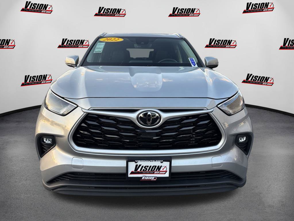 Used 2022 Toyota Highlander XLE AWD/4WD image 2