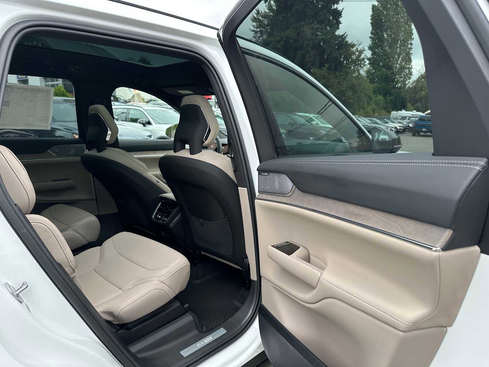 New 2025 Volvo EX90 Ultra image 13