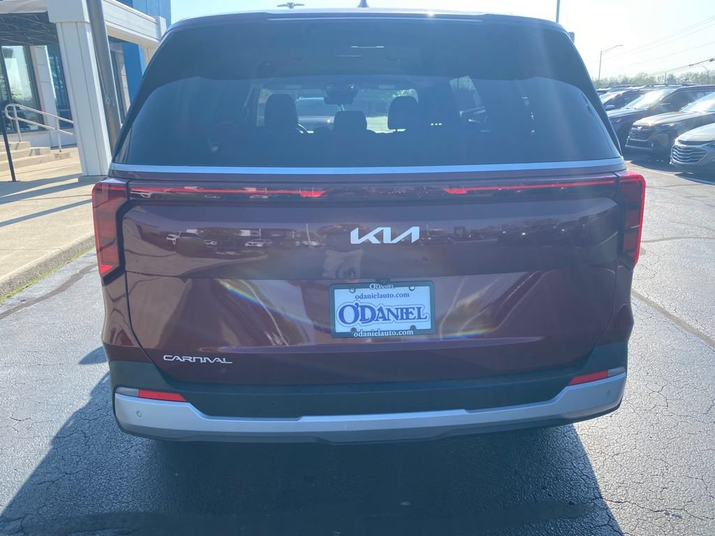 Used 2025 Kia Carnival FWD image 5